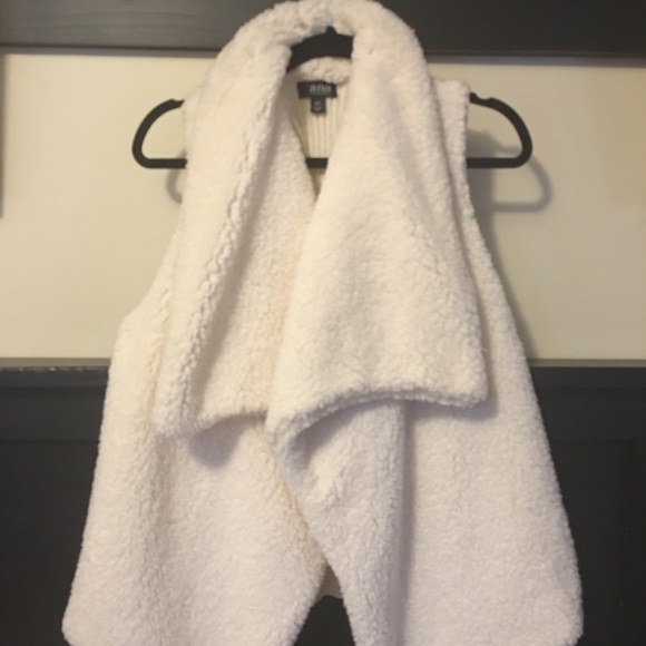 Sherpa look shark bite knit cream vest NEW - Picture 3 of 6